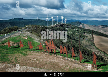 Paysage avec sculpture de métal d'un groupe de pèlerins à côté de l'une ferme éolienne, la Sierra del Perdón,Zariquiegui,Navarra, Espagne, Europe Banque D'Images