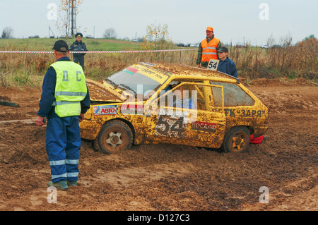 La voiture de course sur route sale endommagé. Banque D'Images