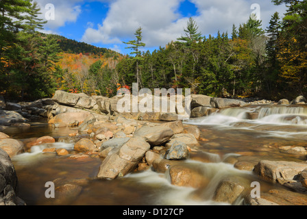 Cascades d'eau le long de l'autoroute Kancamagus, New Hampshire Banque D'Images