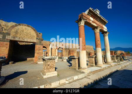 Le Corinthien Romain Porticus, colonnes et tableaux de l'changeurs d'argent à l'entrée du macellum dans le forum de Pompéi Italie Banque D'Images