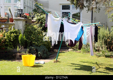 Le séchage des vêtements sur le séchoir rotatif Journée ensoleillée Surrey England Banque D'Images