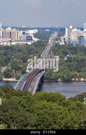 Vue sur Rusanovkal, district du Dniepr et Metro bridge. Kiev, Ukraine. Banque D'Images