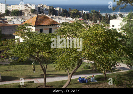 Maroc, Tanger, personnes jardin ville nouvelle Banque D'Images