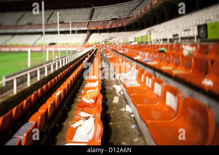 Séville, Espagne, la présence de saletés sur les sièges vides d'un stade de football Banque D'Images