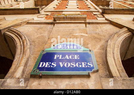 Ancien bâtiment le long de la place publique - Place des Vosges dans les Marais, Paris France Banque D'Images