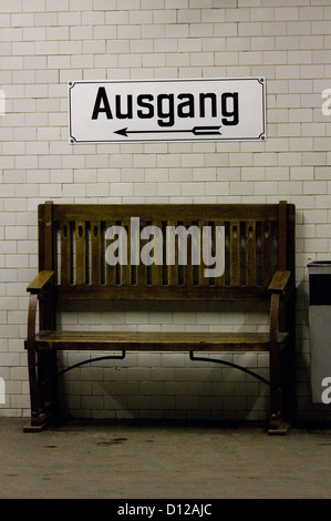 Berlin, Allemagne, dans un banc d'attente subway station Banque D'Images