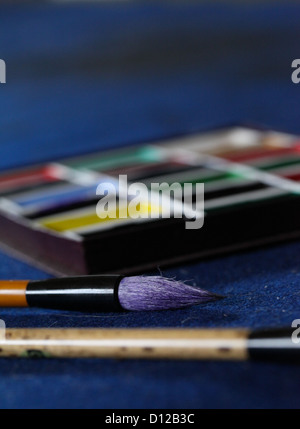 Le pinceau et la palette de peinture calligraphie en studio, Japon Banque D'Images