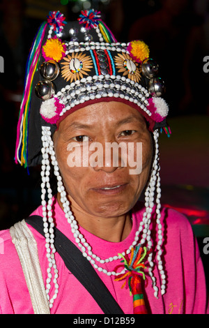 Vendeur de souvenirs avec des vêtements traditionnels à Patong à Phuket, Thaïlande Banque D'Images