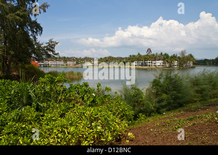 Resort dans une lagune à Mai Khao Beach sur Phuket, Thaïlande Banque D'Images