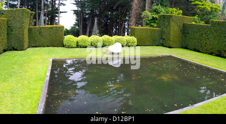 Vue panoramique sur le Larnach Castle Gardens, près de Portobello, sur la péninsule d'Otago, près de Dunedin, Otago, Nouvelle-Zélande Banque D'Images