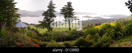 Vue panoramique sur le Larnach Castle Gardens, près de Portobello, sur la péninsule d'Otago, près de Dunedin, Otago, Nouvelle-Zélande Banque D'Images