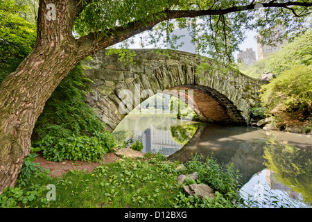 Un pont de pierre, Gapstow Bridge, dans Central Park, New York. Banque D'Images