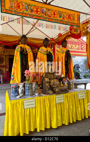 Des statues dans le temple chinois Sanjao Jui Tui sur Phuket, Thaïlande Banque D'Images