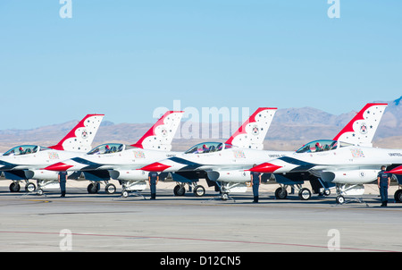 Des avions F-16 Thunderbird prépare à un spectacle aérien Banque D'Images