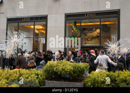 La foule à l'extérieur de l'avant Noël magasin Lego dans le Rockefeller Center, New York USA Banque D'Images