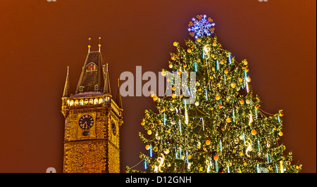 Arbre de Noël lumineux près de l'Ancien hôtel de ville de nuit, Prague, République tchèque. Banque D'Images