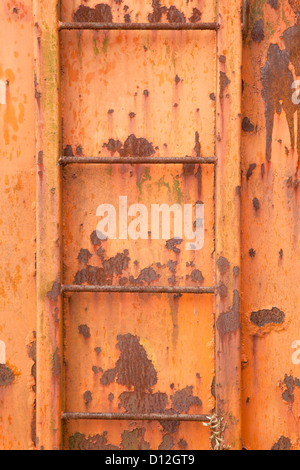 Quatre étapes de la vieille et Rusty orange sur conteneur vertical image Banque D'Images
