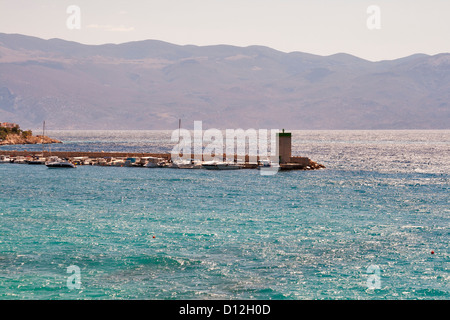 Bateaux amarrés dans la marina à Baska, île de Krk, Croatie Banque D'Images