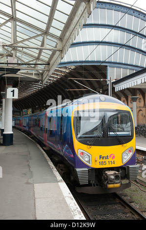 Transpennine Express 185 Première Classe du train de voyageurs en attente à une plate-forme à la gare de York, en Angleterre. Banque D'Images