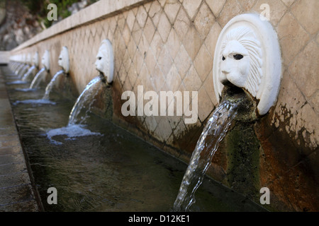 L'eau jaillit du lion des fontaines dans le village de Spili en Crète, Grèce. Banque D'Images