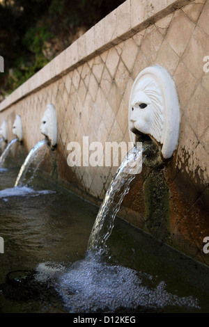L'eau jaillit du lion des fontaines dans le village de Spili en Crète, Grèce. Banque D'Images