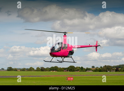 Robinson R22 beta privée civile siège deux petit hélicoptère à Halfpenny Green Airport, Wolverhampton. West Midlands. 8839 SCO Banque D'Images