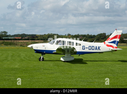 Piper PA-28-236 Cherokee Dakota. 8843 SCO Banque D'Images