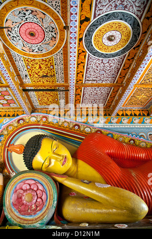 Bouddha couché. Isurumuniya Vihara. Anuradhapura. Sri Lanka Banque D'Images