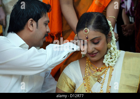 Une cérémonie de mariage hindou en Inde.Tying the knot Banque D'Images