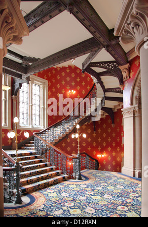 De l'intérieur récemment rénové, l'hôtel Renaissance St Pancras, London, UK, avec le grand escalier. Banque D'Images