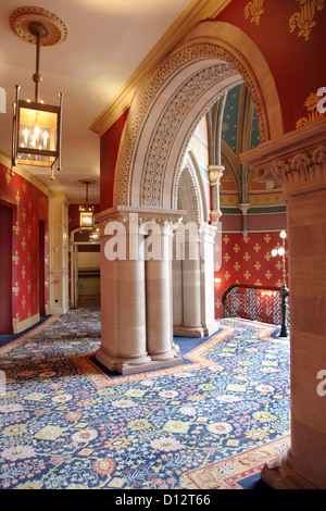De l'intérieur récemment rénové, l'hôtel Renaissance St Pancras, London, UK, avec le grand escalier. Banque D'Images
