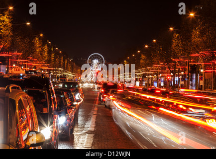 Décembre de l'éclairage et feux de circulation sur l'Avenue des Champs-Élysées à Paris,l'Europe. Banque D'Images