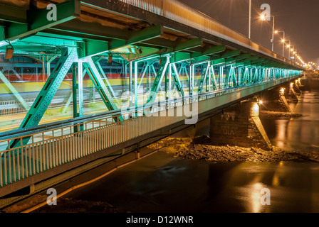 Gdanski bridge at night sur la Vistule Varsovie. Banque D'Images