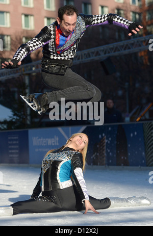 Stunt skater Forrest Ryan McKinnon et danseuse Isabel Volk effectuer sur la glace lors d'une conférence de presse sur le nouveau 'Holiday on Ice' show "vitesse" à la Potsdamer Platz à Berlin, Allemagne, 05 décembre 2012. Le spectacle sera au Tempodrom de Berlin du 28 février 2013 au 17 mars 2013. Photo : RAINER JENSEN Banque D'Images