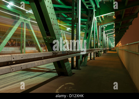 Gdanski bridge at night sur la Vistule Varsovie. Banque D'Images