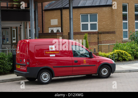 Royal Mail van portant le nom gallois de Post Brenhinol garé dans une rue dans le pays de Galles. Banque D'Images