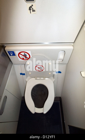 Les toilettes dans un avion, Boeing 777. Banque D'Images