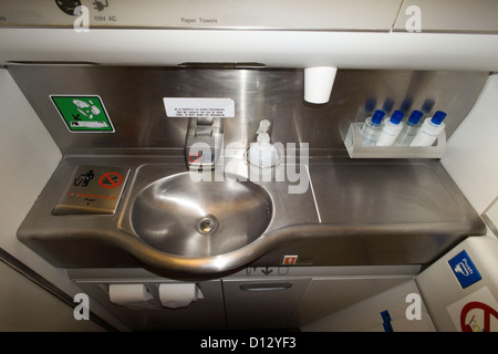 Les toilettes dans un avion, Boeing 777. Banque D'Images