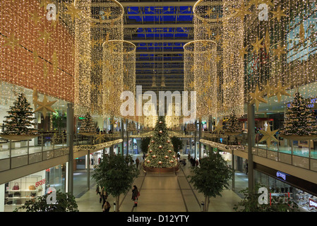 Lumières de Noël et décorations dans le nouveau centre commercial Arkaden nuit à la Potsdamer Platz, Berlin city, l'Allemagne, de l'Europe. Banque D'Images