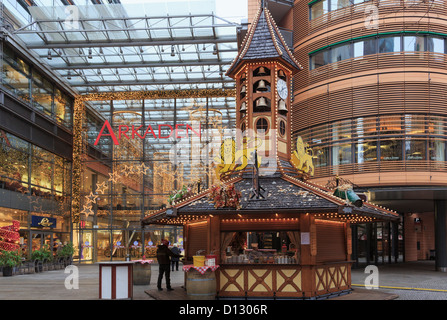 Marché de Noël par blocage de l'entrée d'Arkaden shopping center mall at Potsdamer Platz, Berlin, Allemagne Banque D'Images