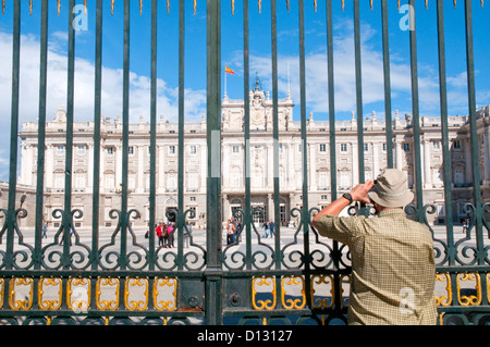 L'homme à prendre des photos du Palais Royal. Armeria Square, Madrid, Espagne. Banque D'Images