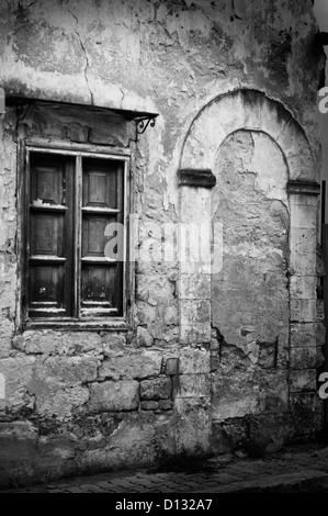 L'extérieur de l'ancienne porte et fenêtre contre weathered building Banque D'Images