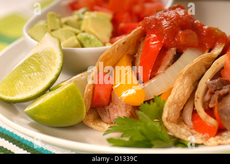 Fajitas fraîchement préparés avec une variété de condiments et lime Banque D'Images