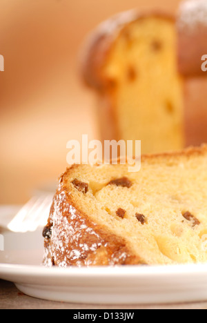 Noël Panettone italien fraîchement cuits au four avec une tranche de pain coupée Banque D'Images