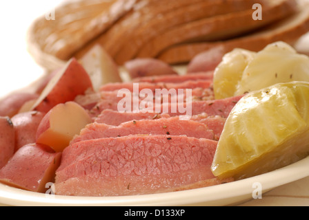 Le corned-beef et le chou maison dîner avec pommes de terre et le pain de seigle Banque D'Images