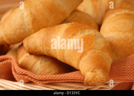 Maison fraîchement sorti du Croissant-Rouge bobines dans un panier garni de tissu Banque D'Images