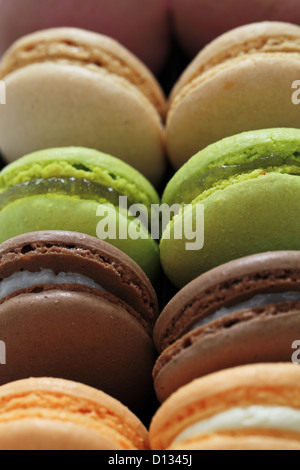Image en gros plan de deux rangées de macarons colorés. Banque D'Images