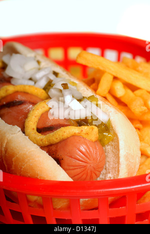 Hot dog fraichement grillés dans un panier de frites Banque D'Images