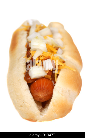 Chilli hot dog au fromage avec oignons hachés Banque D'Images