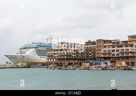 Coral Princess bateau de croisière au port d'Oranjestad, Aruba Banque D'Images